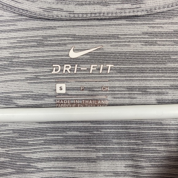 Nike Dri-Fit Running/Workout Top - Picture 3 of 3